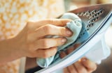 Mẹo làm sạch bong bàn ủi bị cháy đen trong tích tắc