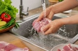 Tưởng rửa thịt sống dưới vòi nước chảy là sạch, hóa ra lại là sai, dừng ngay