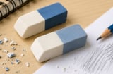 Vì sao cục tẩy có hai màu? Nhiều người dùng cả chục năm vẫn hiểu sai công dụng