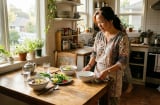 Phụ nữ sau 40: Đến khi con lớn, nhiều người mới biết mình đã bỏ quên bản thân quá lâu