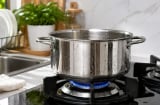 Vì sao không nên đặt nồi mới rửa xong lên bếp gas? Thói quen nhỏ nhưng có thể khiến nồi nhanh xuống cấp