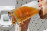 Đổ lon bia uống dở vào nhà vệ sinh: Ai ngờ điều kỳ diệu xảy ra, tiết kiệm tiền triệu mỗi tháng