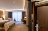Vì sao cửa phòng khách sạn thường tự đóng rất mạnh?