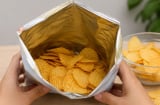 Vì sao túi snack luôn có khoảng trống? Lý do ít người ngờ tới
