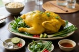 Học ngay cách luộc gà da vàng óng, chín đều, không đỏ xương từ đầu bếp