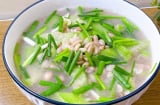 Trời nóng, thử ngay món canh mướp nấu lạc thanh mát, ngọt bùi