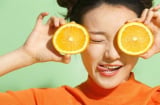 Bổ sung vitamin C từ thực phẩm thay vì chỉ chăm chăm bôi ngoài da