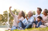 Chăm sóc cha mẹ già: Áp lực âm thầm khiến nhiều người trẻ kiệt sức