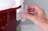 Tại sao nồi cơm điện phải có nắp hứng nước ở bên cạnh?