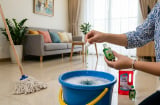 Cho vài giọt dầu gió vào nước lau nhà: Mẹo nhỏ giúp nhiều gia đình thích thú