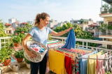 Đừng cất ngay quần áo sau khi phơi: Sai lầm nhỏ có thể khiến tủ đồ nhanh có mùi