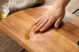 Tại sao bạn nên bôi dầu ăn vào thớt gỗ mới mua?