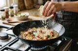 Tại sao bạn nên vắt vài giọt chanh vào chảo dầu đang sôi?
