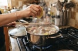 Vì sao nên vắt chút nước cốt chanh vào nồi nước luộc thịt?
