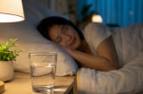 Tại sao bạn nên đặt một cốc nước ở đầu giường vào ban đêm?