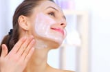 Thoa dầu dừa lên da mặt mỗi ngày có tốt không? 6 lợi ích và những điều cần lưu ý
