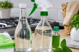 Trộn giấm trắng với dầu gió: Nhiều công dụng bất ngờ mà nhà nào cũng cần đến