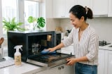 Vì sao nhiều người để một cốc nước trong lò vi sóng sau khi dùng? Mẹo nhỏ giúp việc lau chùi nhẹ nhàng hơn