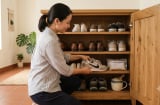 Tại sao nhiều người để một cốc gạo trong tủ giày? Mẹo hút ẩm, giảm mùi đơn giản mùa mưa