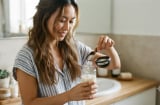 Vì sao bạn nên cho một chút muối vào dầu gội đầu?