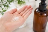 Vì sao nhiều người cho vài hạt muối vào dầu gội khi gội đầu?