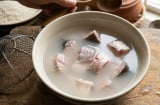 Tại sao nên ngâm cá trong nước vo gạo trước khi nấu?