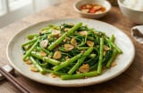 Xào rau muống chỉ bỏ dầu ăn và tỏi thôi chưa đủ: Làm thêm bước này rau xanh mướt, giòn sần sật