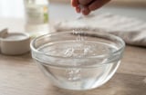 Trộn muối với giấm trắng: Mẹo hay giải quyết cả tá rắc rối