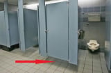 Cửa nhà vệ sinh công cộng luôn có khe hở phía dưới: Vì sao?