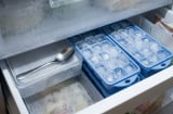Nhiều người để thìa inox trong tủ đông, tác dụng là gì?