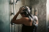 3 thời điểm dù bẩn tới mấy cũng đừng đi tắm gội kẻo dễ bị đột quỵ