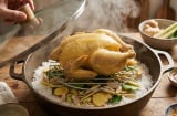 Hấp gà không cần nước vẫn mềm ngọt: Bí quyết nằm ở một nguyên liệu quen thuộc