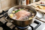 Luộc thịt lợn cho nước sôi hay nước lạnh? Đầu bếp tiết lộ cách đúng, nhiều người vẫn làm sai