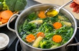 Vì sao nên cho một chút dầu ăn khi luộc rau củ?