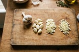 Khi nấu ăn, dùng tỏi băm, giã hay đập dập thì thơm ngon hơn?