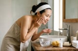 Cách dùng nước muối để rửa mặt đúng cách: Làm sạch da, hỗ trợ sáng khỏe nhưng đừng mắc sai lầm này