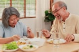 Chế độ ăn uống lành mạnh cho người cao tuổi trong mùa nắng nóng