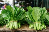 Đi chợ gặp rau có lỗ nhỏ li ti trên lá, nên mua hay bỏ? Người bán lâu năm tiết lộ sự thật