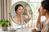Đừng chỉ dùng serum vitamin C: 4 loại tinh chất phụ nữ sau tuổi 40 nên cân nhắc để làn da căng mịn hơn