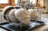 Rửa bát xong đừng úp ngay: Sai lầm tưởng nhỏ nhưng khiến vi khuẩn sinh sôi rất nhanh