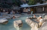 Thói quen chữa lành của người Nhật qua nghệ thuật tắm khoáng onsen