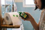 Vì sao bạn nên nhỏ vài giọt dầu gió vào cuộn giấy vệ sinh?