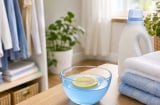 Chỉ cần cho một miếng chanh vào nước xả quần áo, công dụng bất ngờ