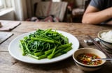Không phải nước mắm hay hạt nêm: Đây mới là thứ giúp rau muống luộc xanh mướt