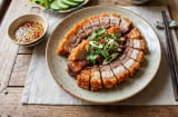 Mẹo làm heo quay giòn bì: 2 bước quan trọng giúp bì nổ giòn, vàng ruộm