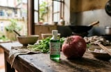 Tại sao nên nhỏ dầu gió vào hành tây rồi treo đầu giường?
