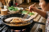 8 mẹo rán cá không văng dầu, không dính chảo: Cá vàng giòn không cần chảo chống dính