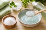 Dùng muối trộn với dầu gội đầu có lợi gì mà nhiều người mách nhau làm