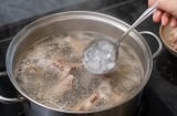 Tại sao bạn nên cho đá lạnh vào nồi nước hầm xương?