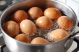 Tại sao không nên tráng trứng luộc bằng nước lạnh?